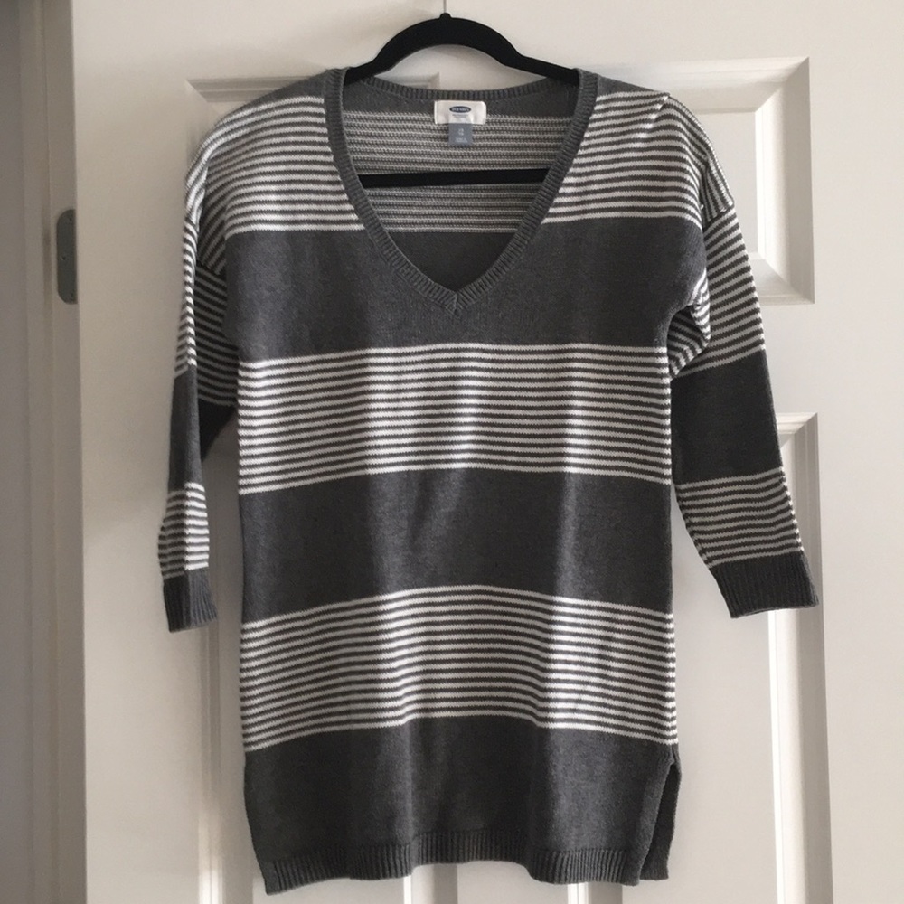 Cotton v neck knit sweater, grey/white stripes